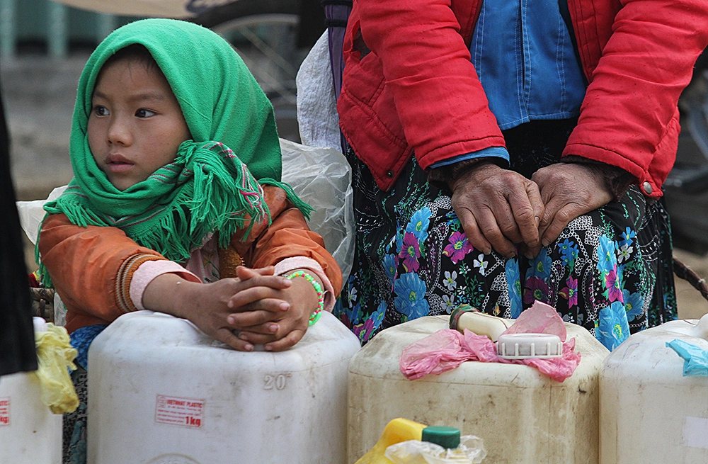 Local people selling Rượu Ngô in the market